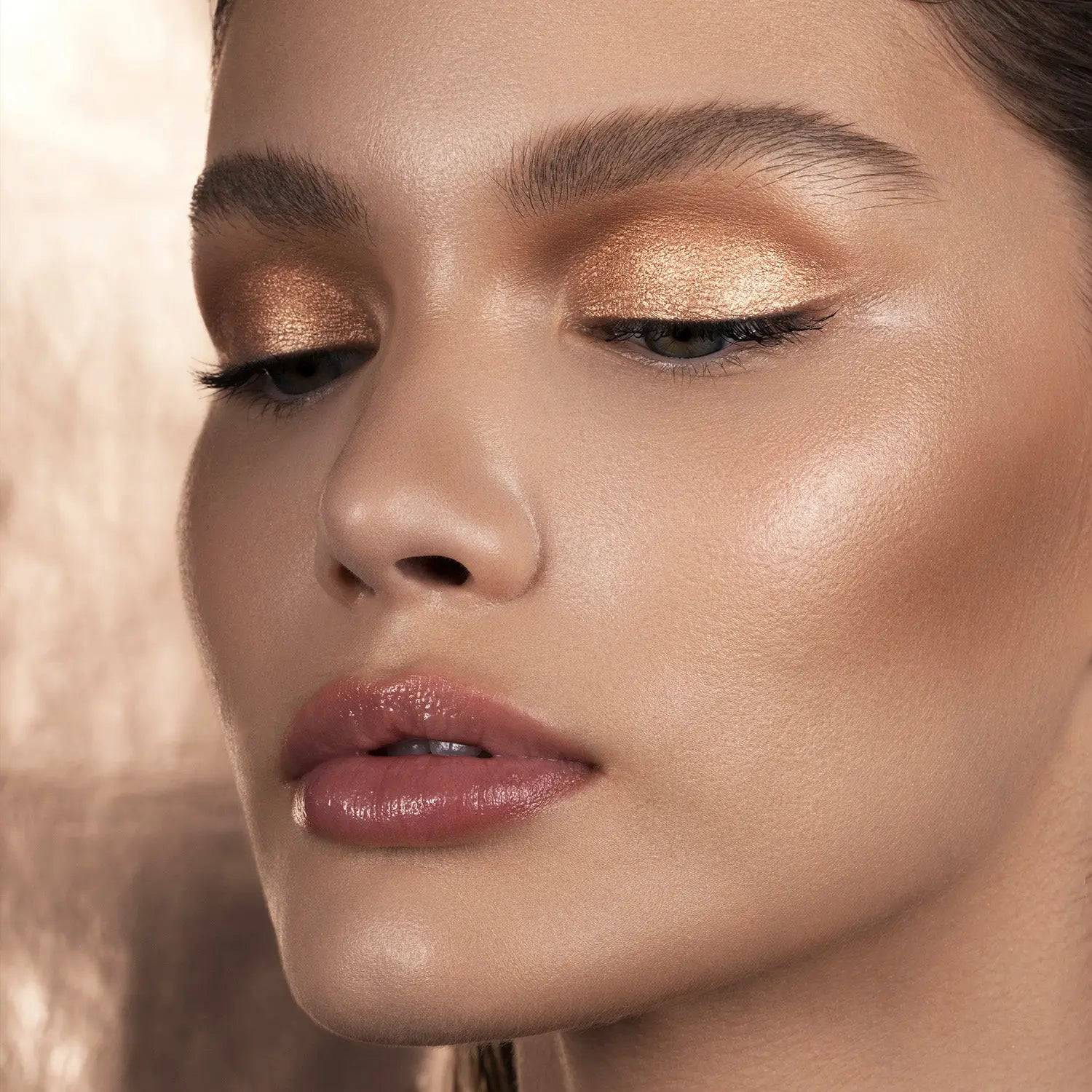 Chroma Crystal Liquid Eyeshadow shade 'Sienna' model look.